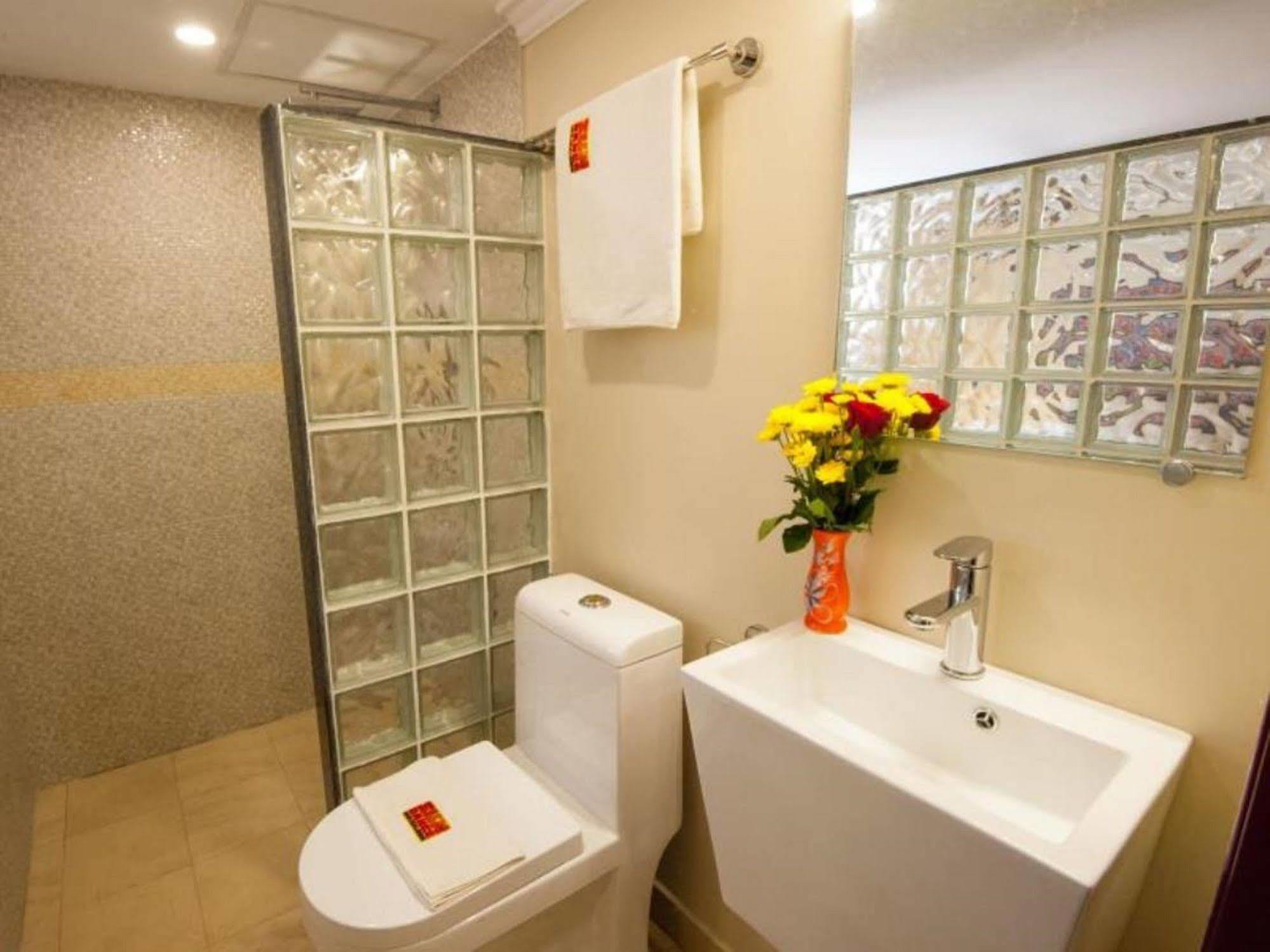 Bar Oz Riverside Guesthouse Phnom Penh Exterior photo