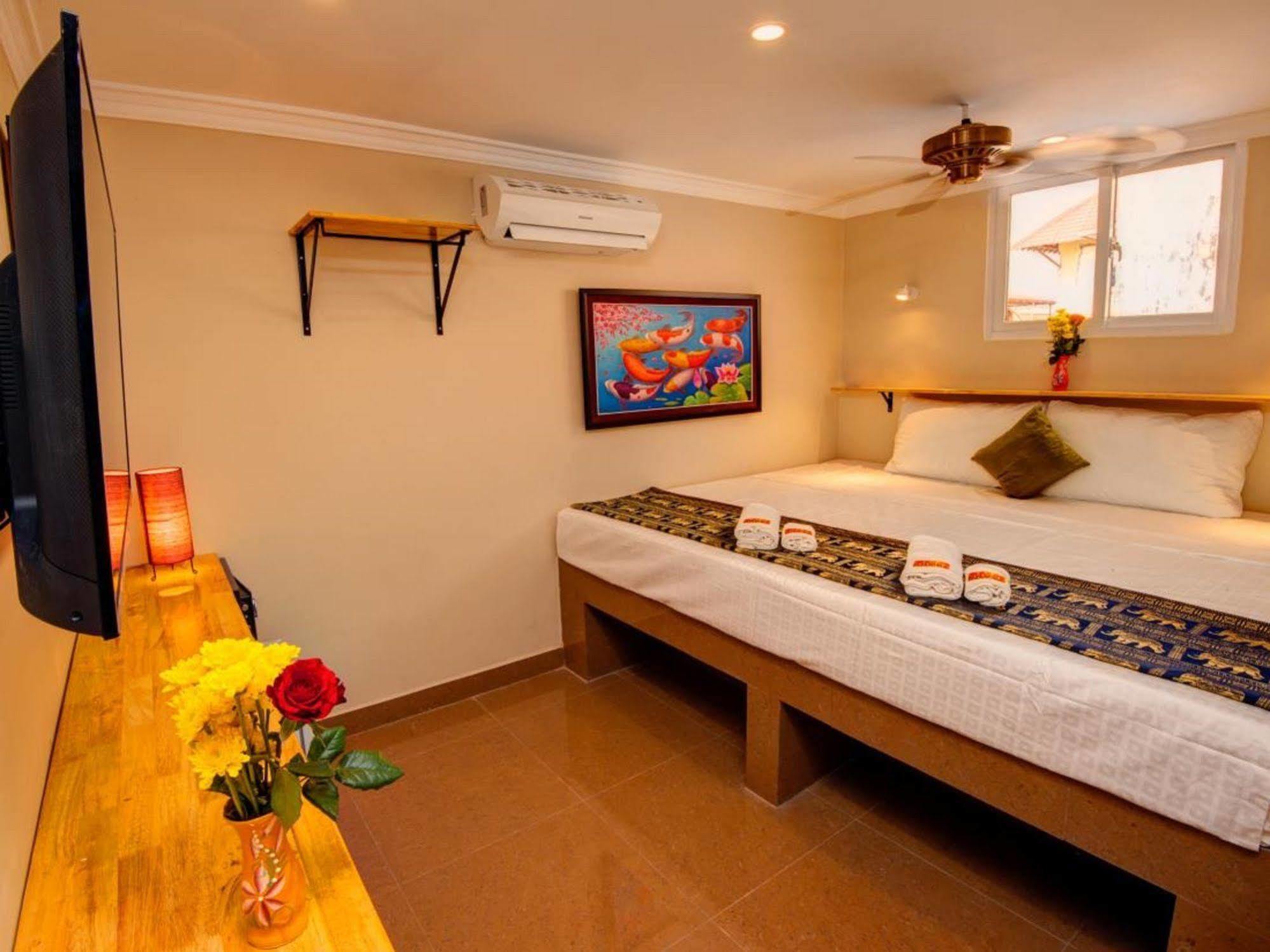 Bar Oz Riverside Guesthouse Phnom Penh Exterior photo