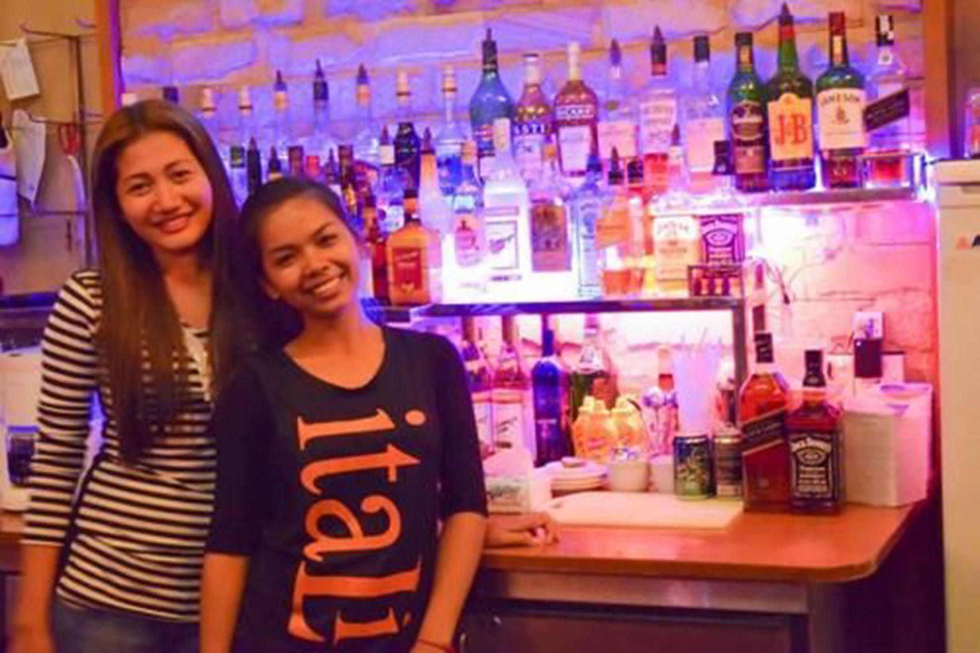 Bar Oz Riverside Guesthouse Phnom Penh Exterior photo