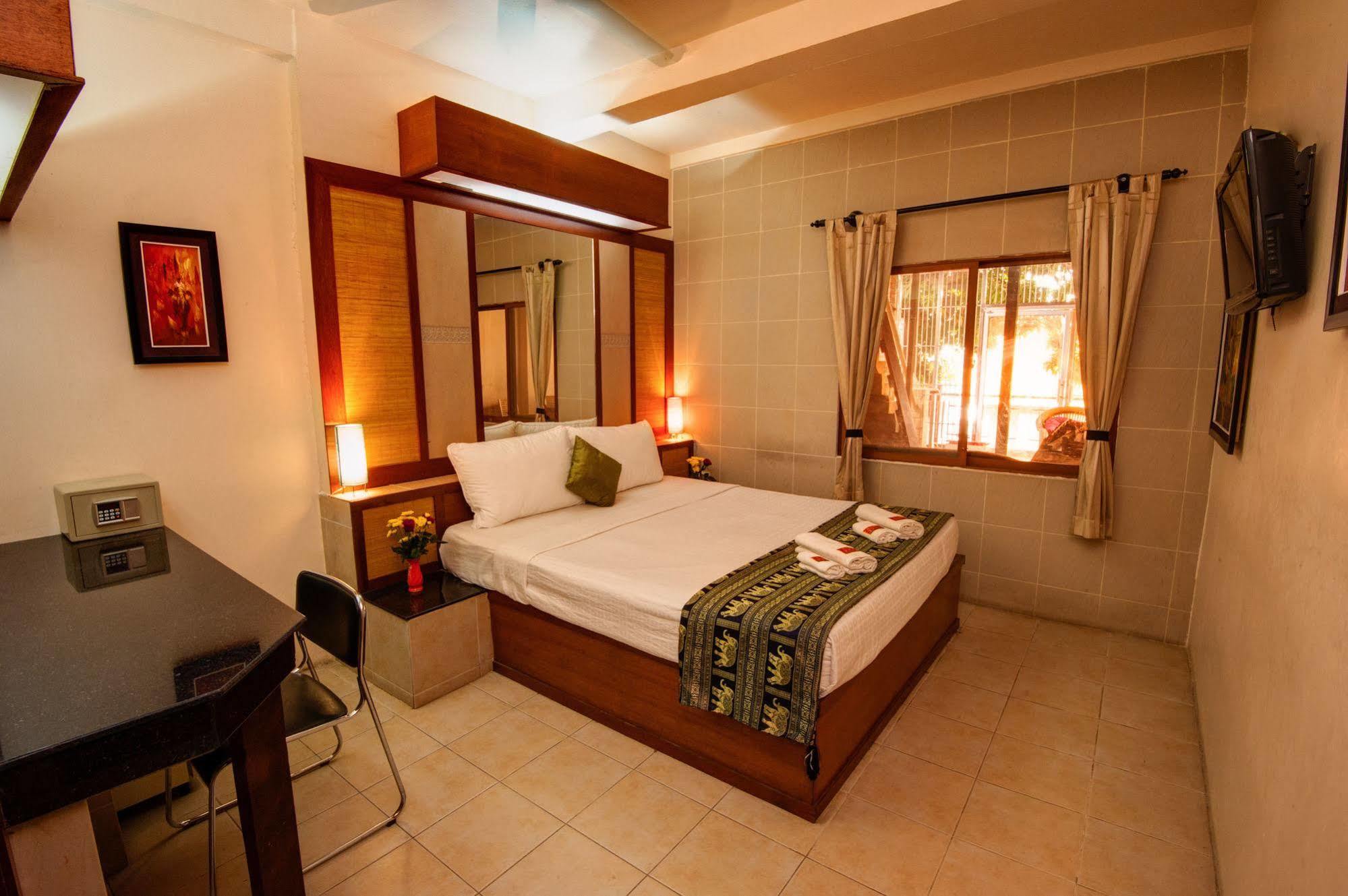 Bar Oz Riverside Guesthouse Phnom Penh Exterior photo